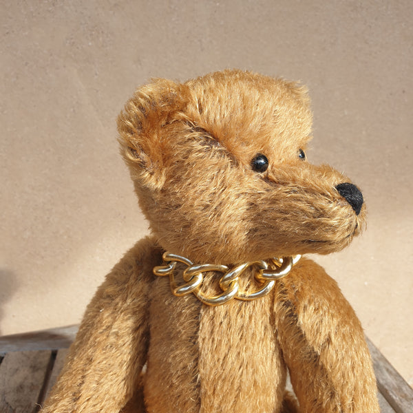 Lance, 36cm Robin  Rive wearing chain