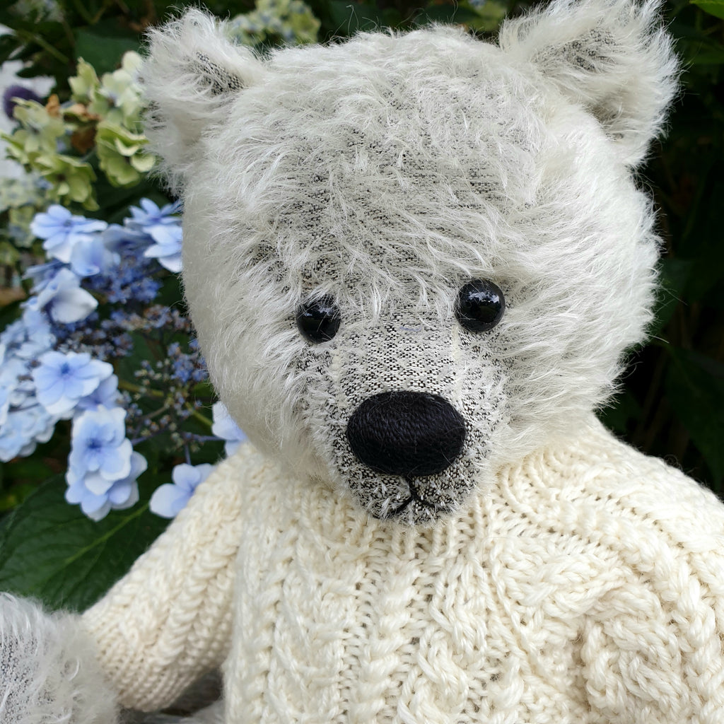 Jarred, White robin rive bear