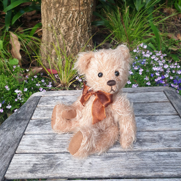 Cam, 25cm Robin Rive bear, 25cm limited, dressed, mohair collectible teddy.